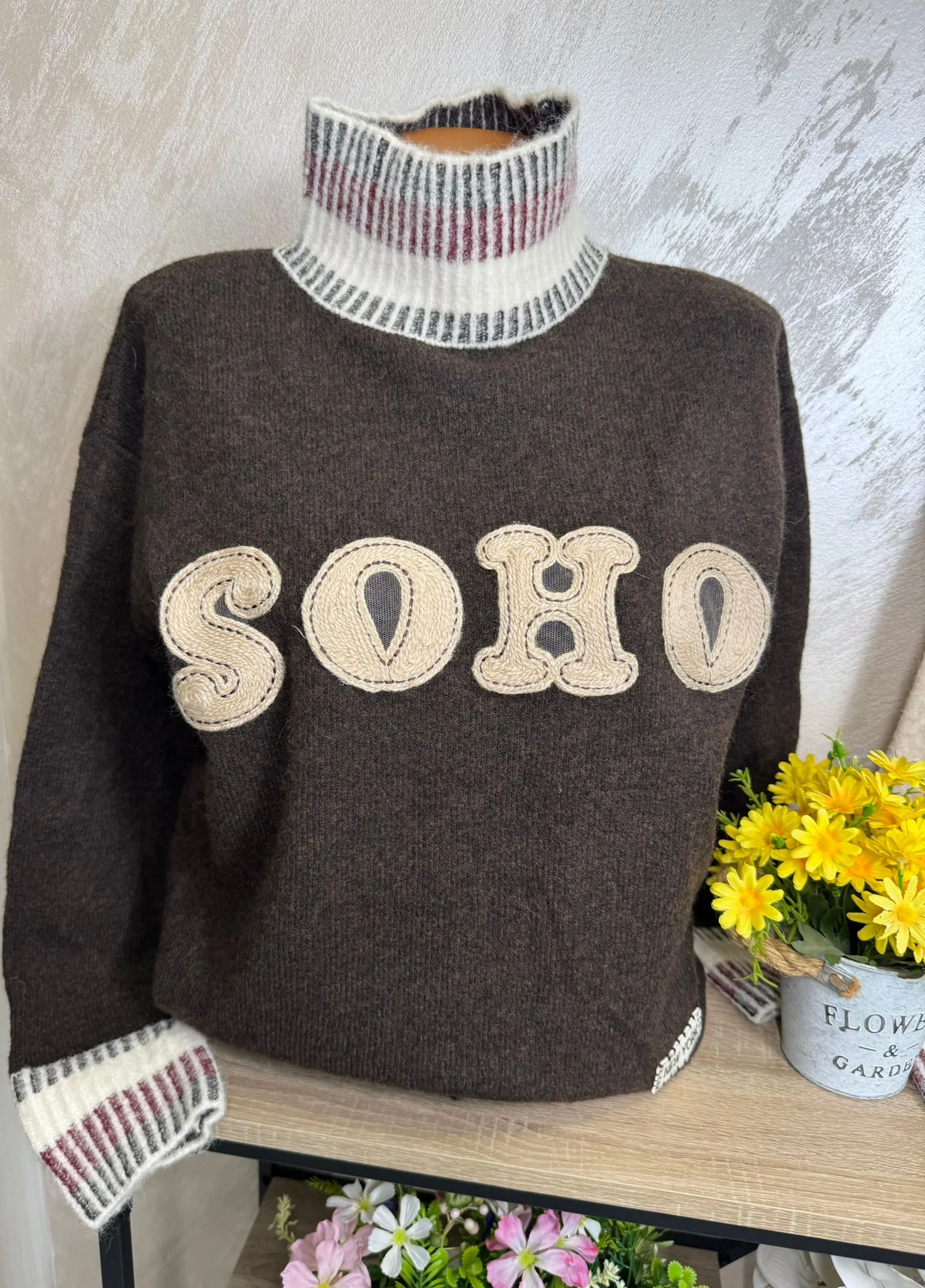 Pulover damă casual cu imprimeu text „SOHO” și guler înalt