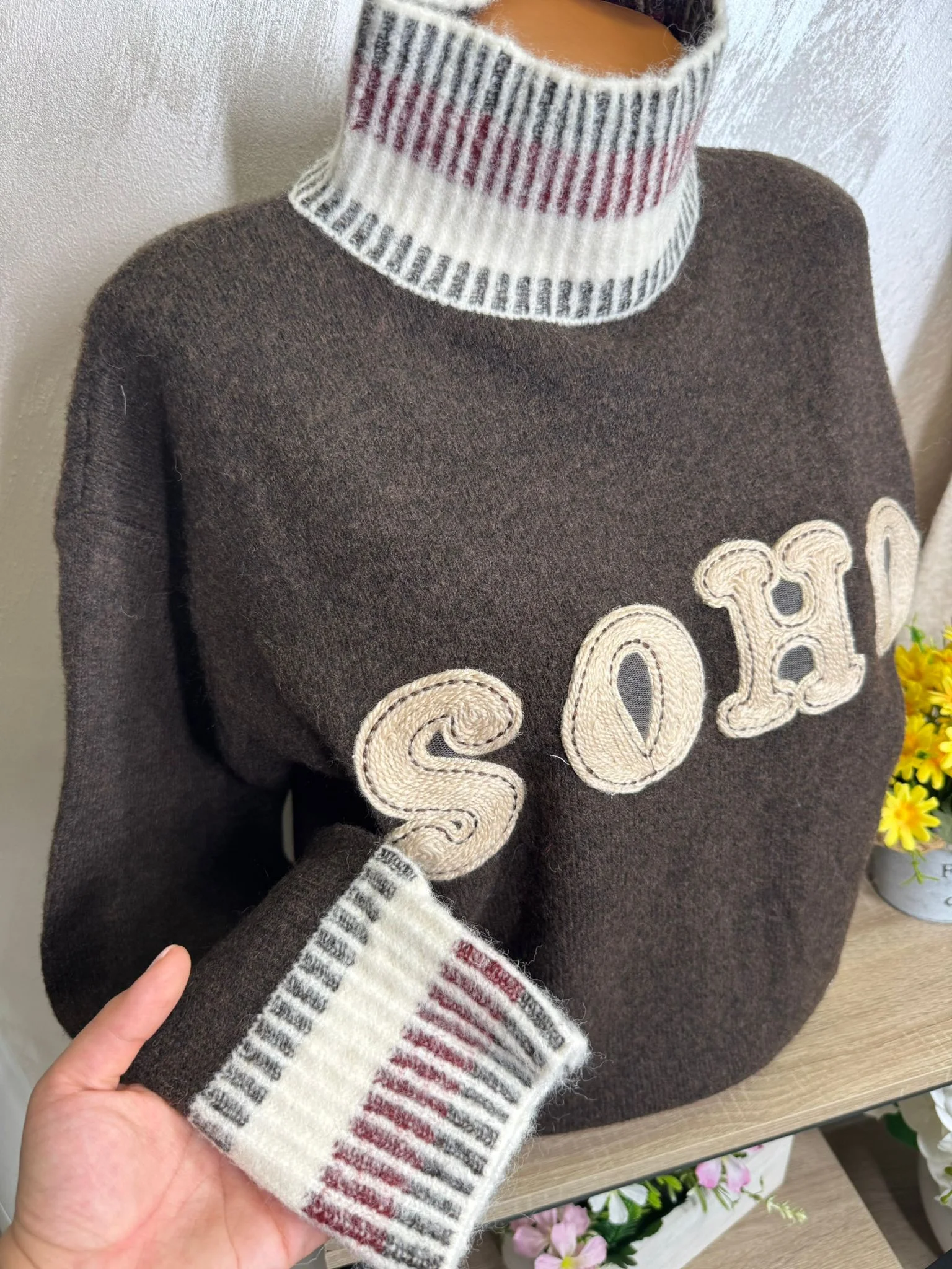 Pulover damă casual cu imprimeu text „SOHO” și guler înalt