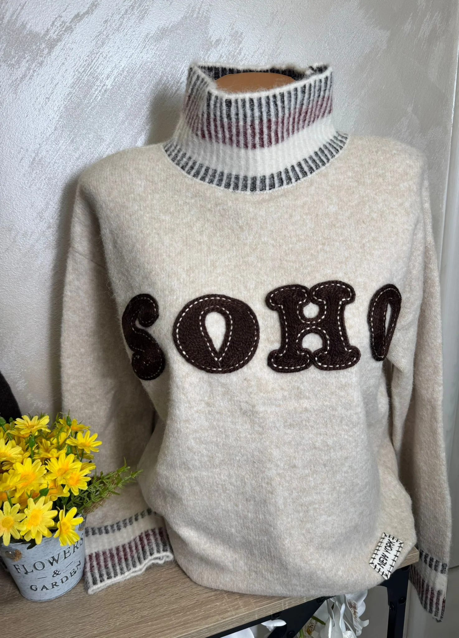 Pulover damă casual cu imprimeu text „SOHO” și guler înalt