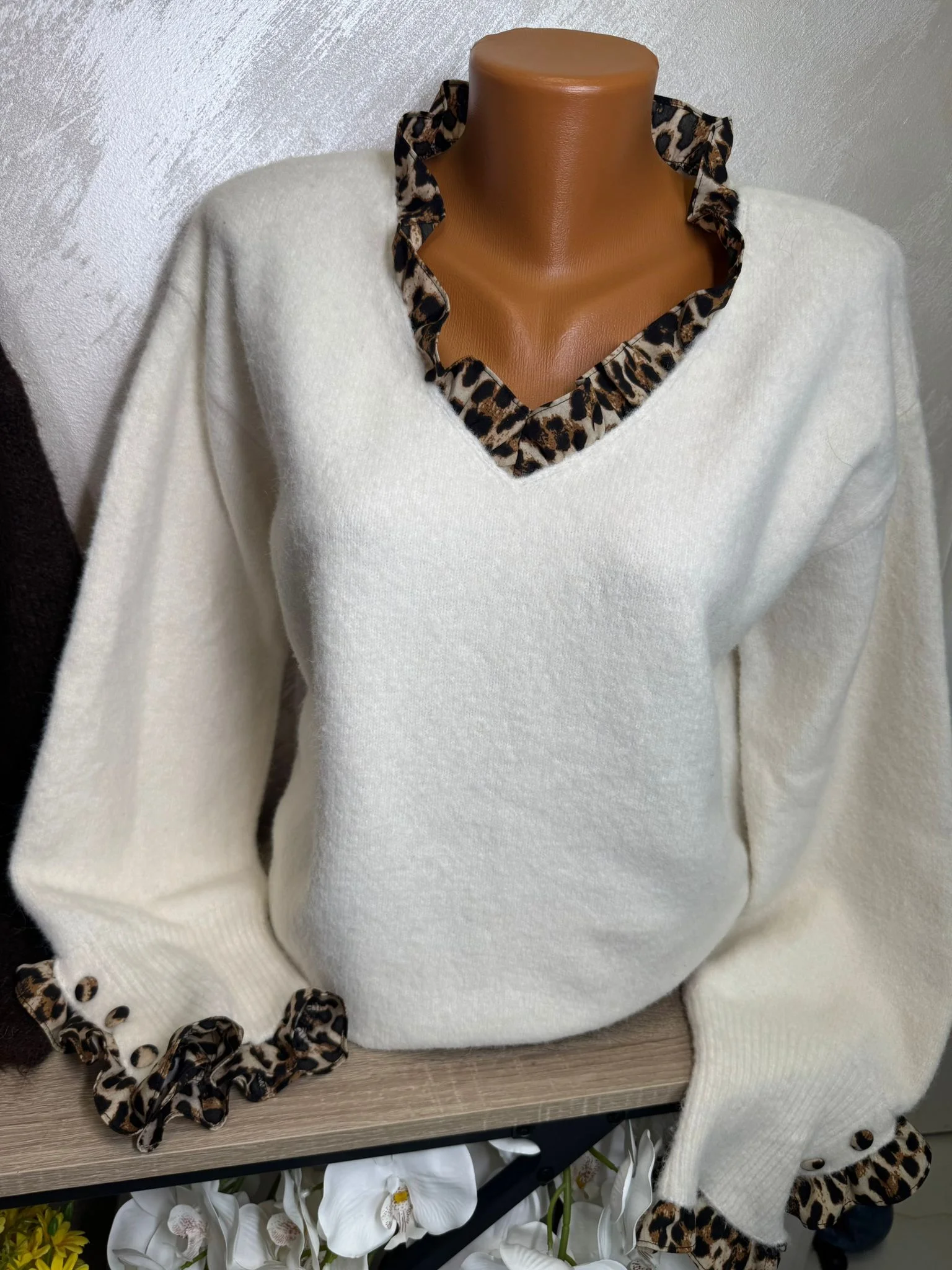 Pulover damă elegant cu decolteu în V și detalii animal print