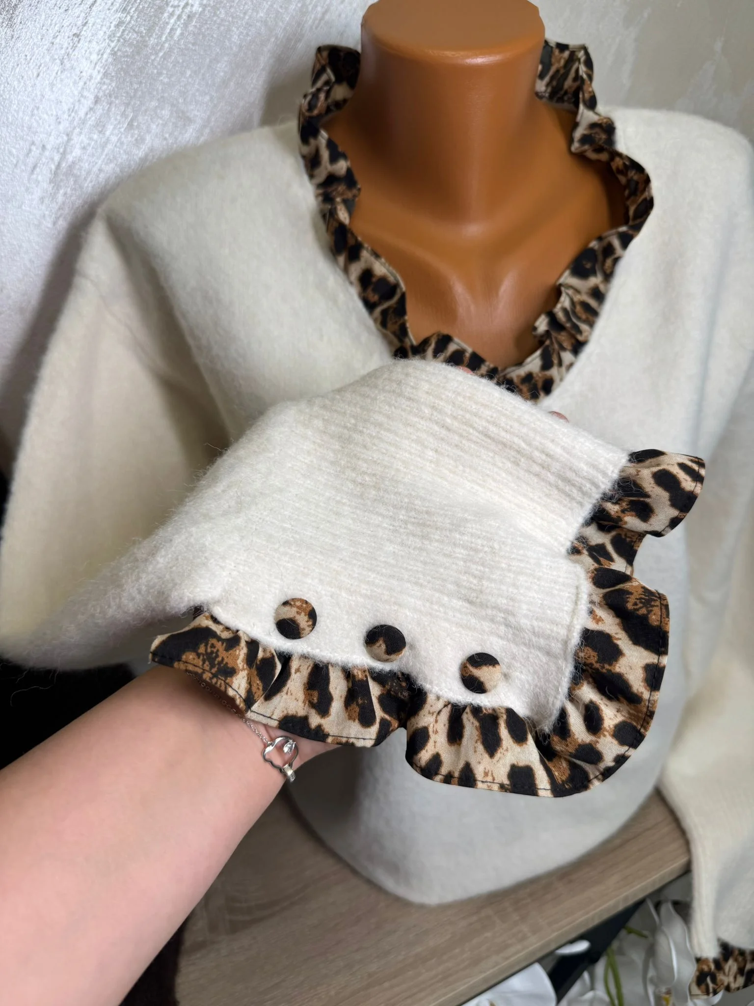 Pulover damă elegant cu decolteu în V și detalii animal print