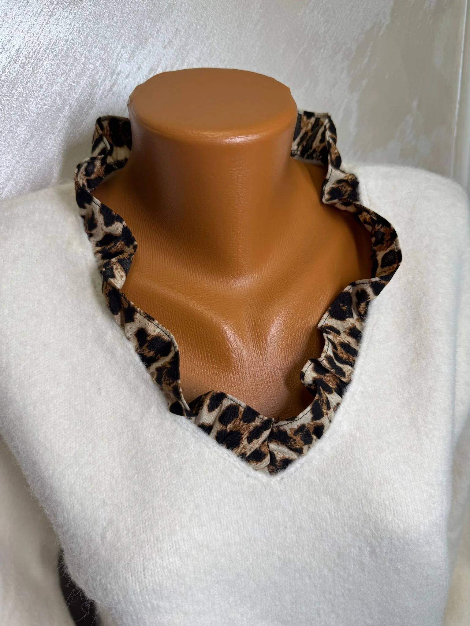 Pulover damă elegant cu decolteu în V și detalii animal print