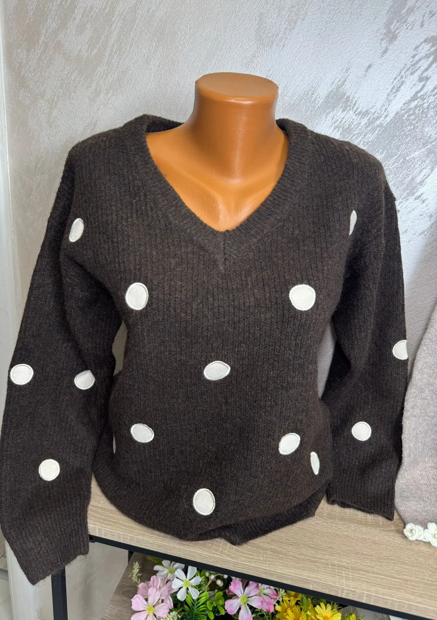 Pulover dama maro cu buline albe – model casual chic, decolteu V