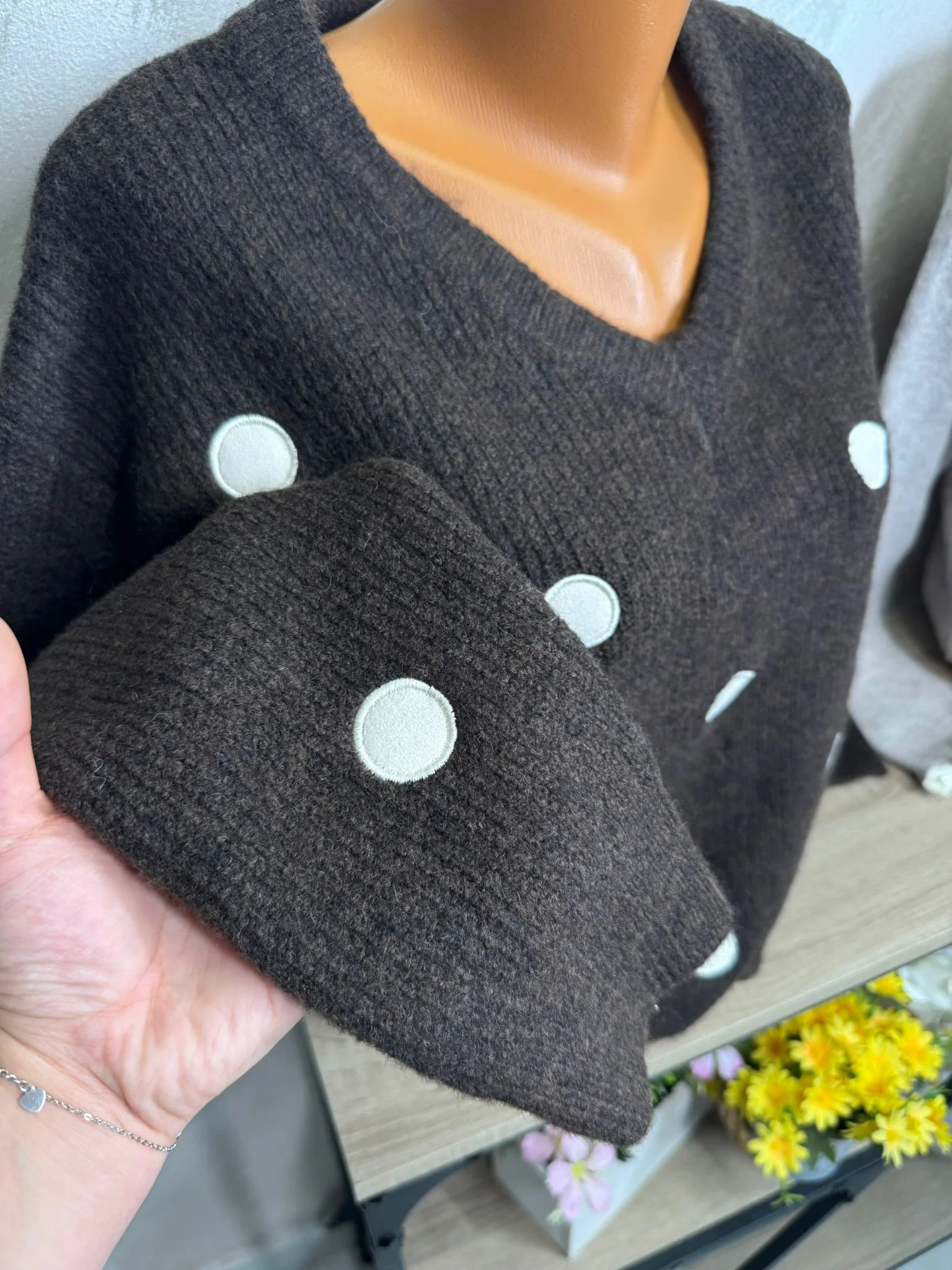 Pulover dama maro cu buline albe – model casual chic, decolteu V