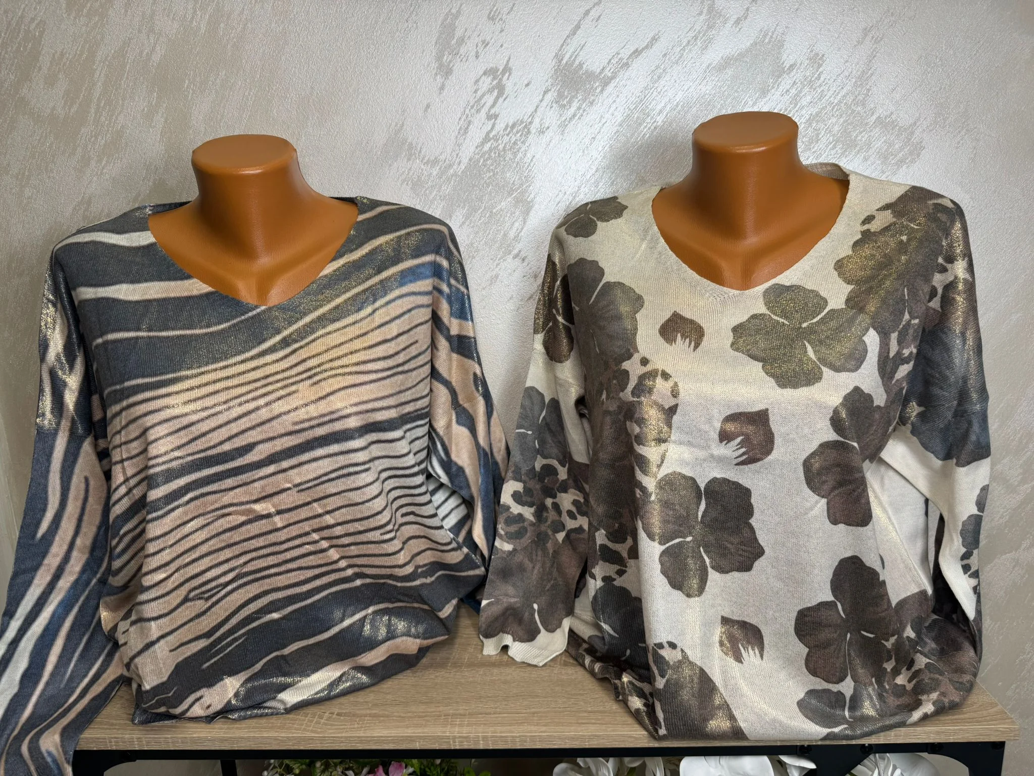 Pulover damă lejer cu decolteu în V și imprimeu modern