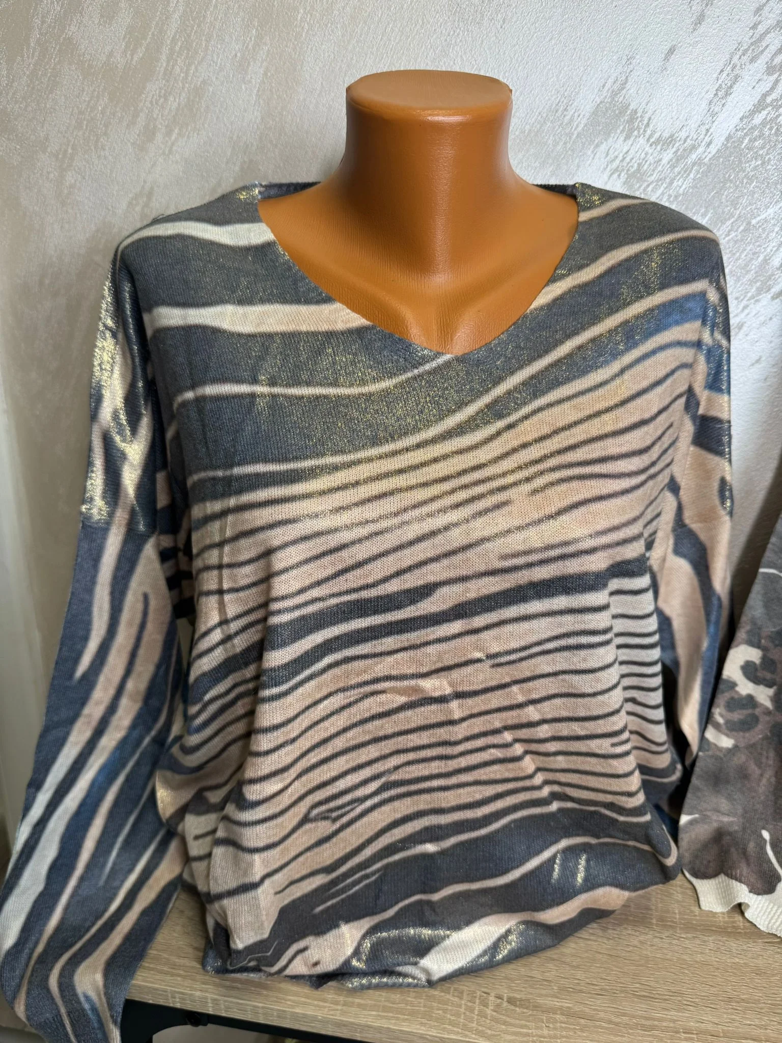 Pulover damă lejer cu decolteu în V și imprimeu modern