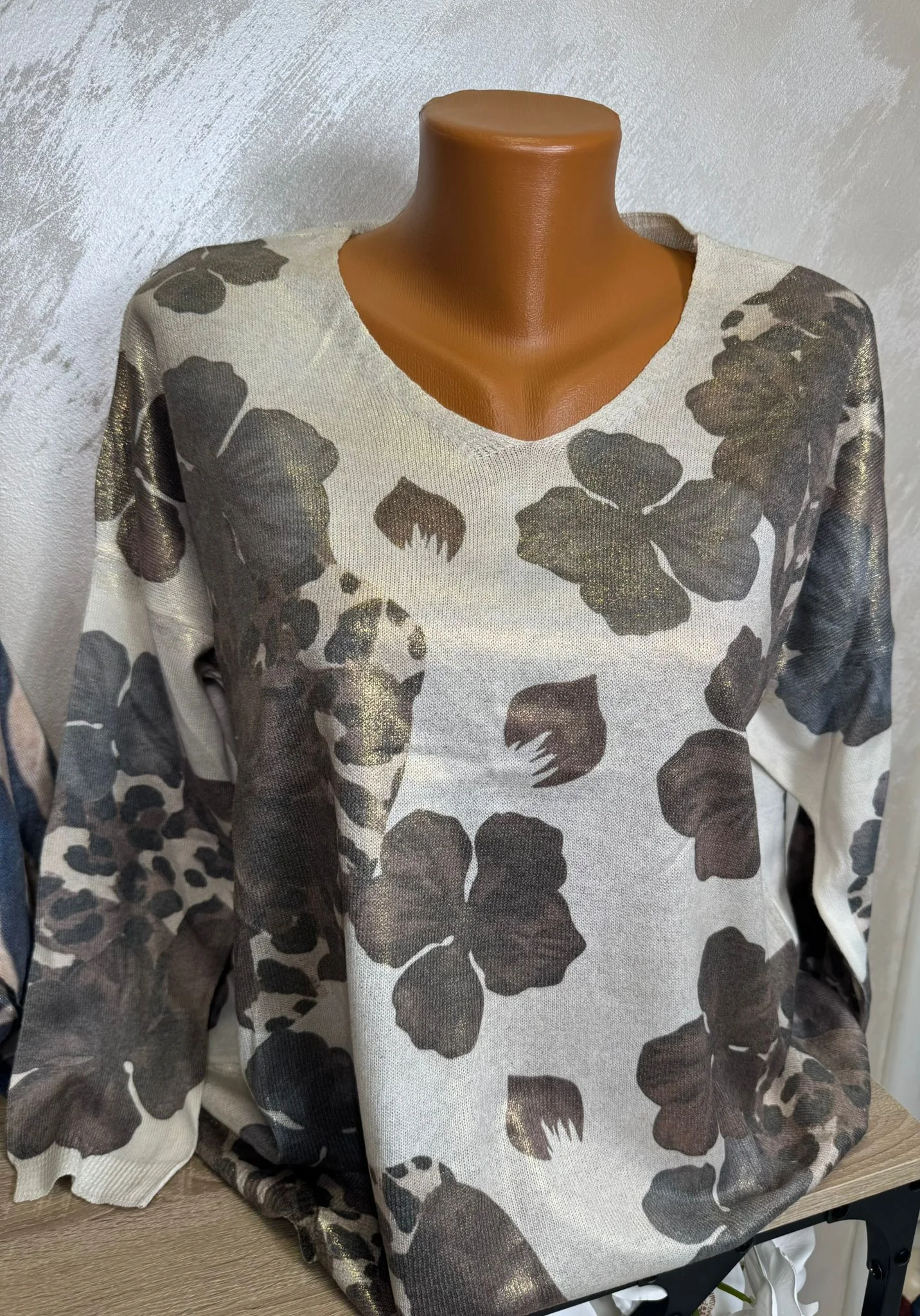 Pulover damă lejer cu decolteu în V și imprimeu modern