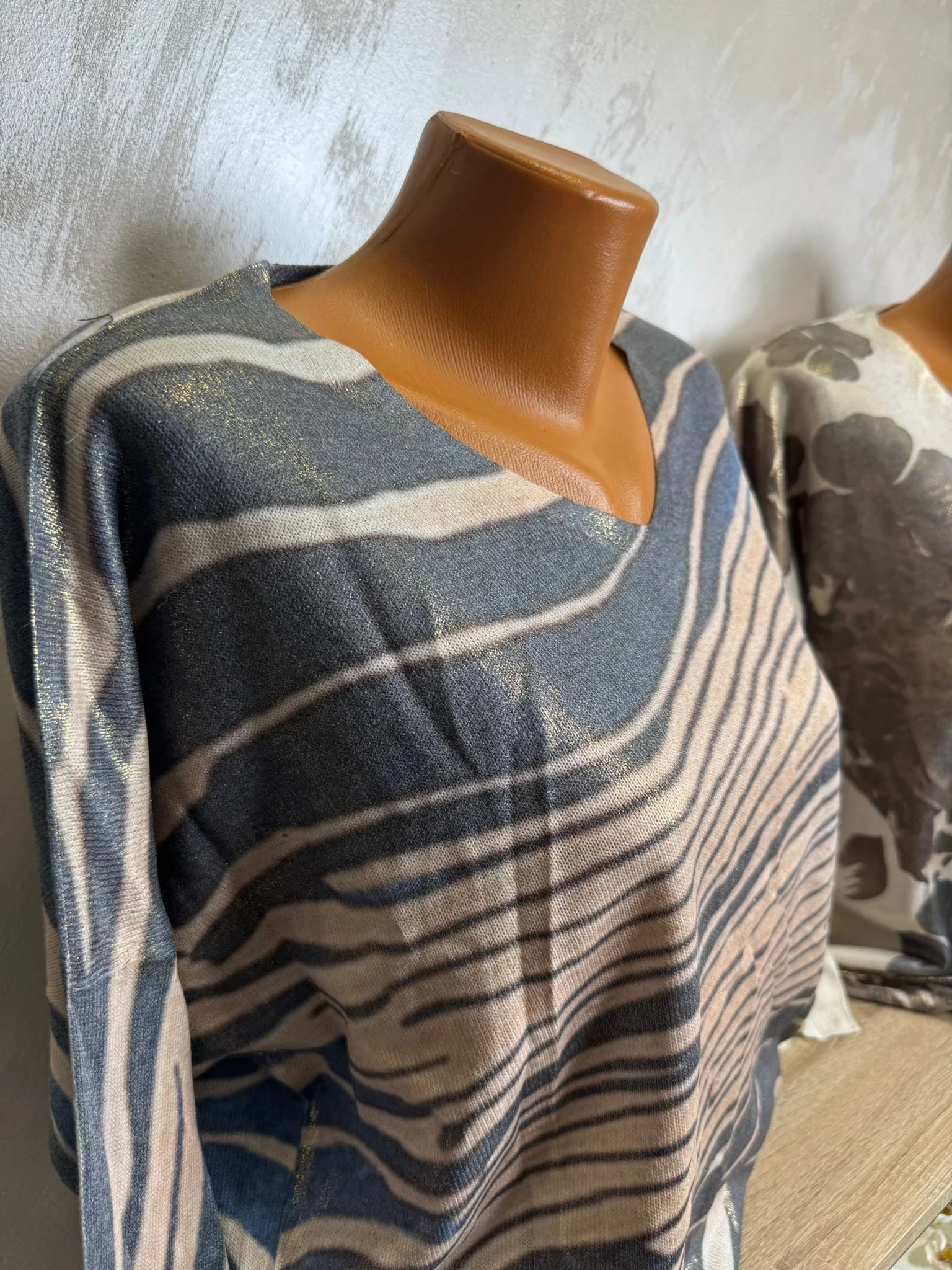 Pulover damă lejer cu decolteu în V și imprimeu modern