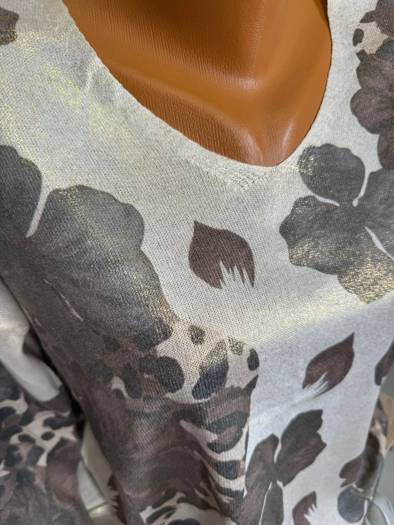 Pulover damă lejer cu decolteu în V și imprimeu modern