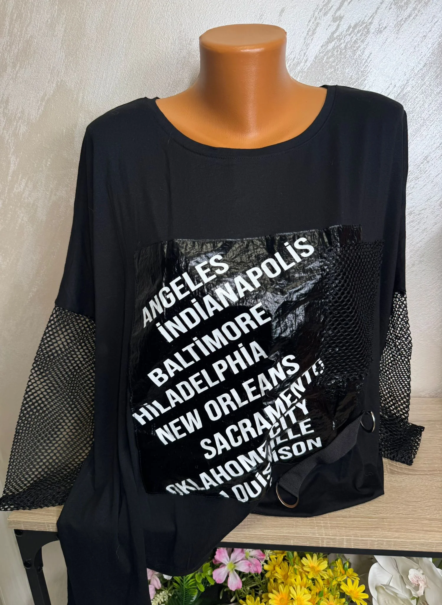 Pulover damă oversized cu imprimeu text și mâneci plasă