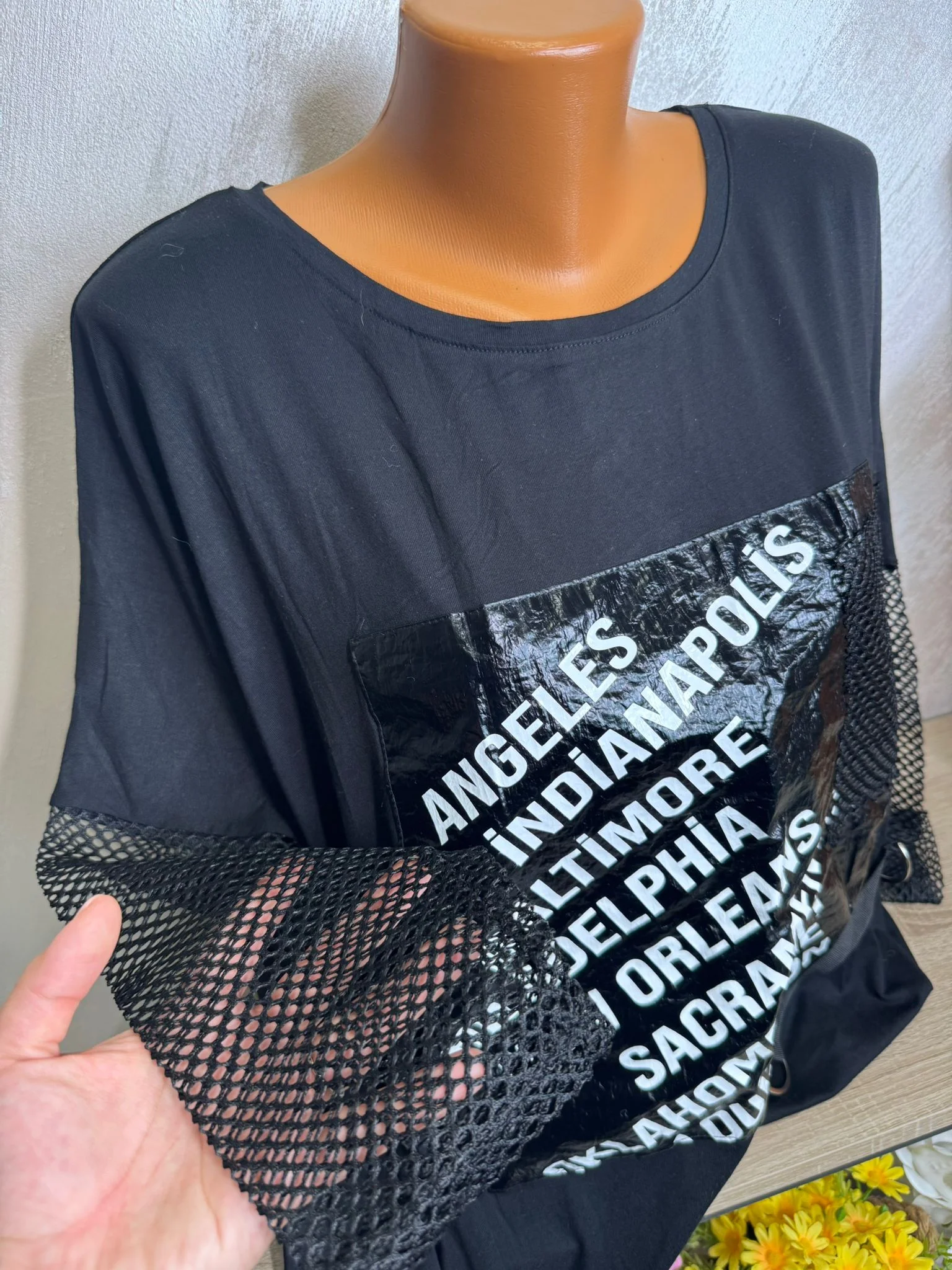 Pulover damă oversized cu imprimeu text și mâneci plasă