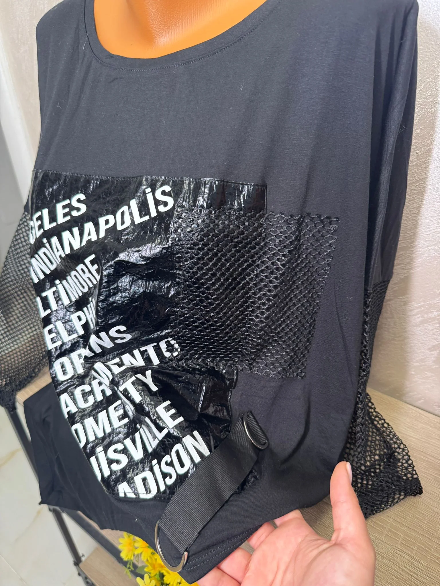 Pulover damă oversized cu imprimeu text și mâneci plasă