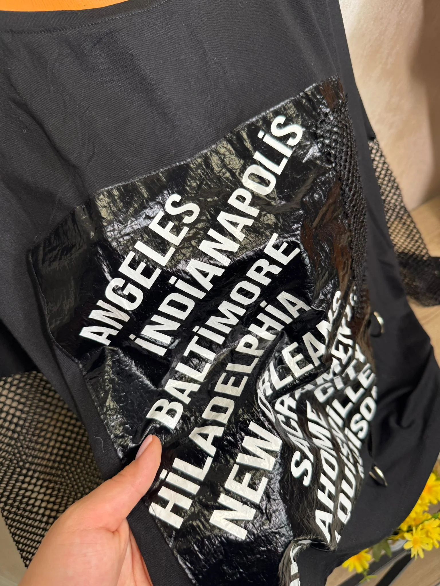 Pulover damă oversized cu imprimeu text și mâneci plasă