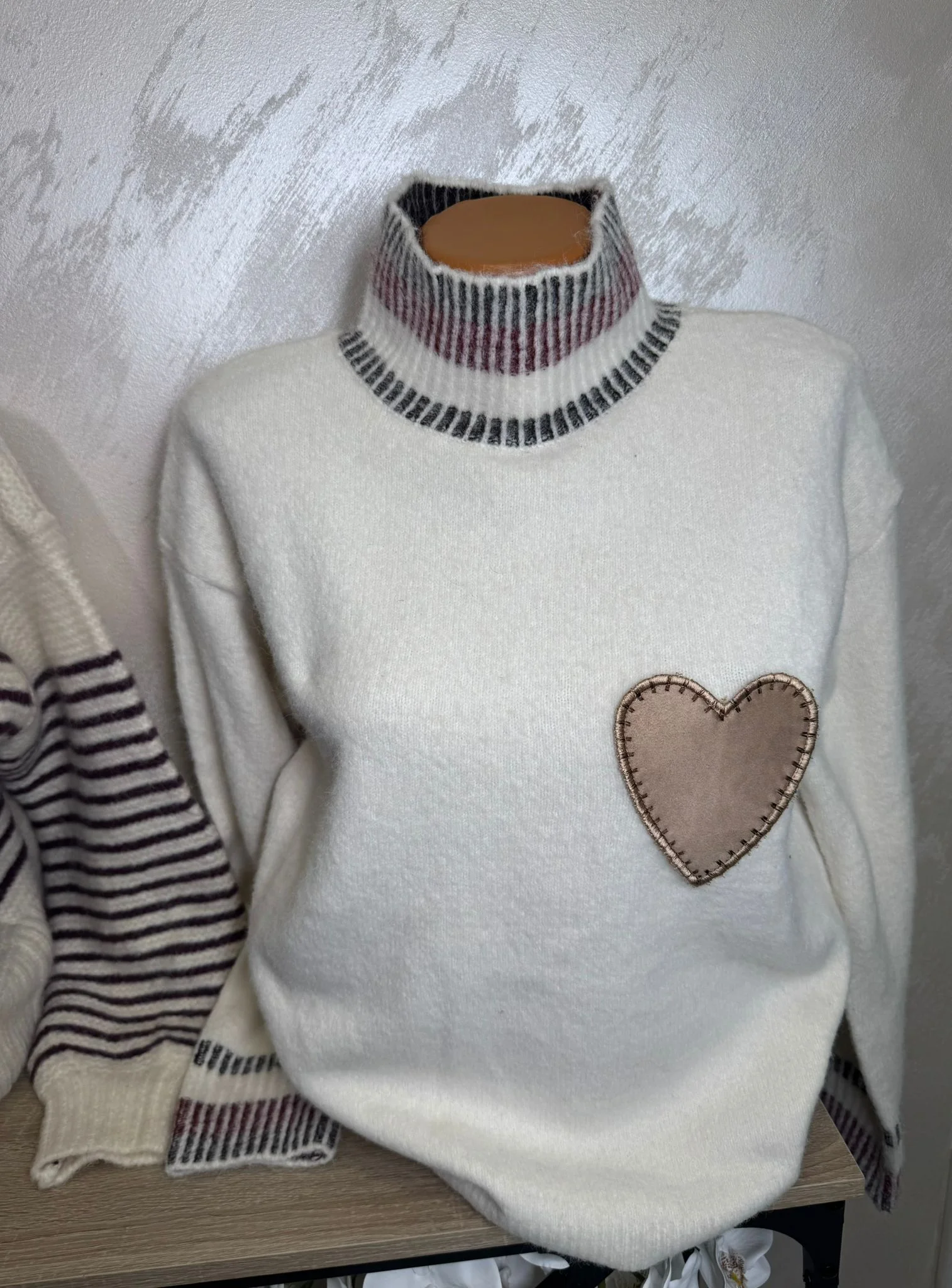 Pulover damă cu guler înalt și aplicație inimă
