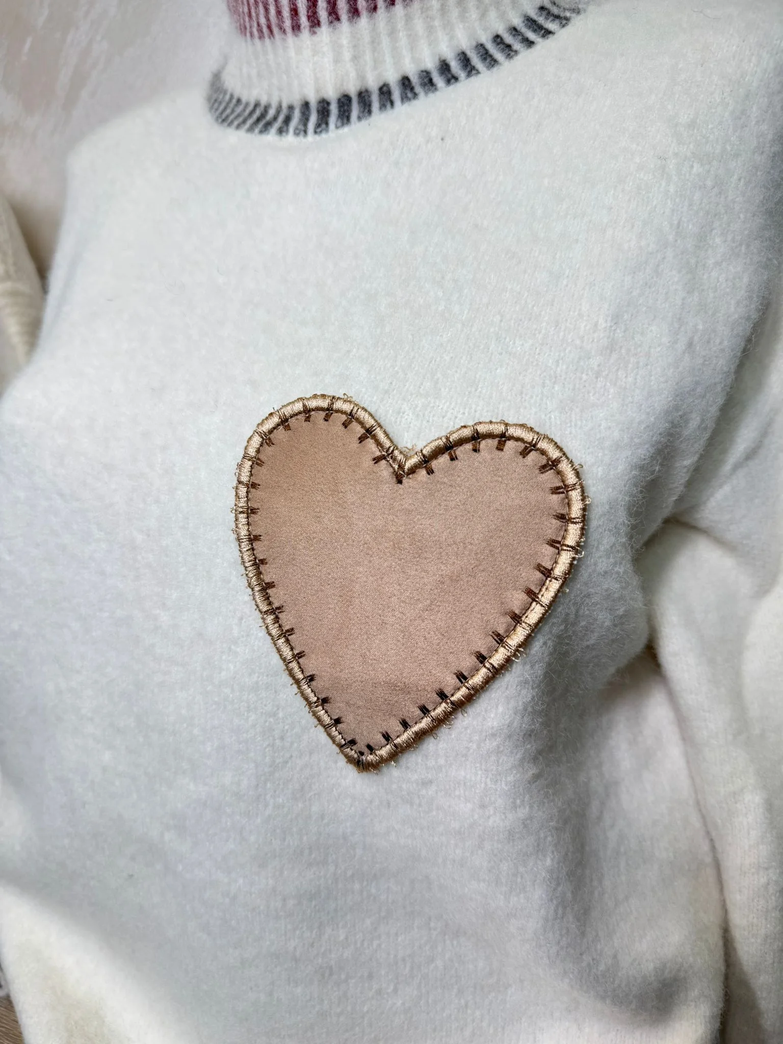 Pulover damă cu guler înalt și aplicație inimă