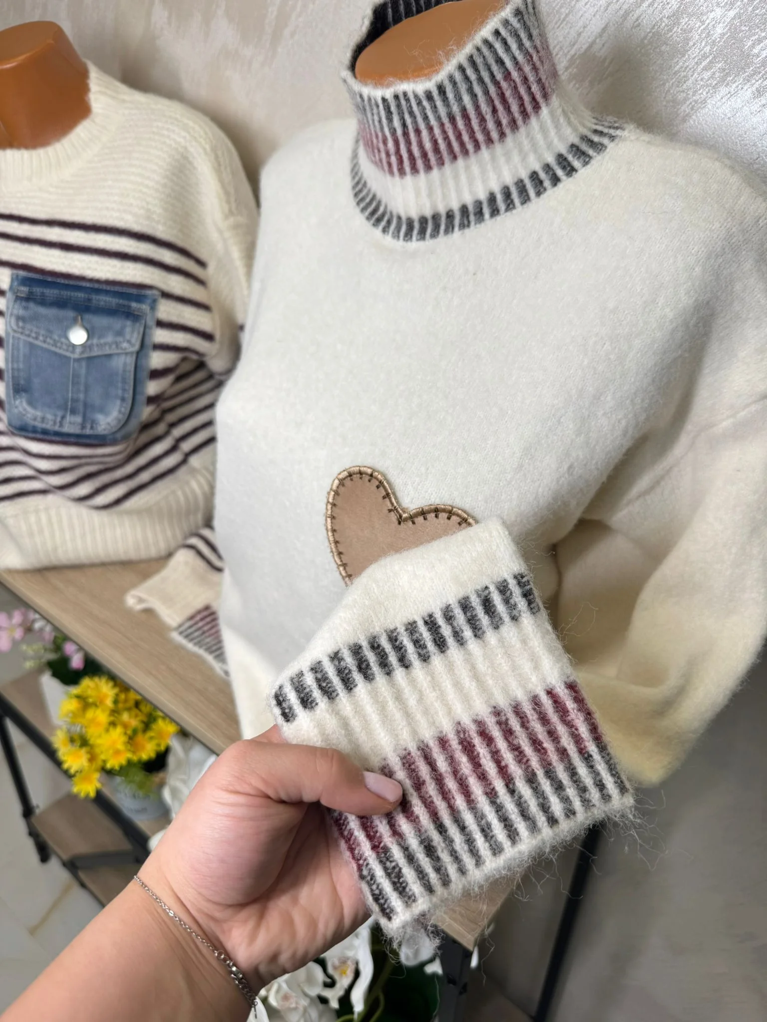 Pulover damă cu guler înalt și aplicație inimă