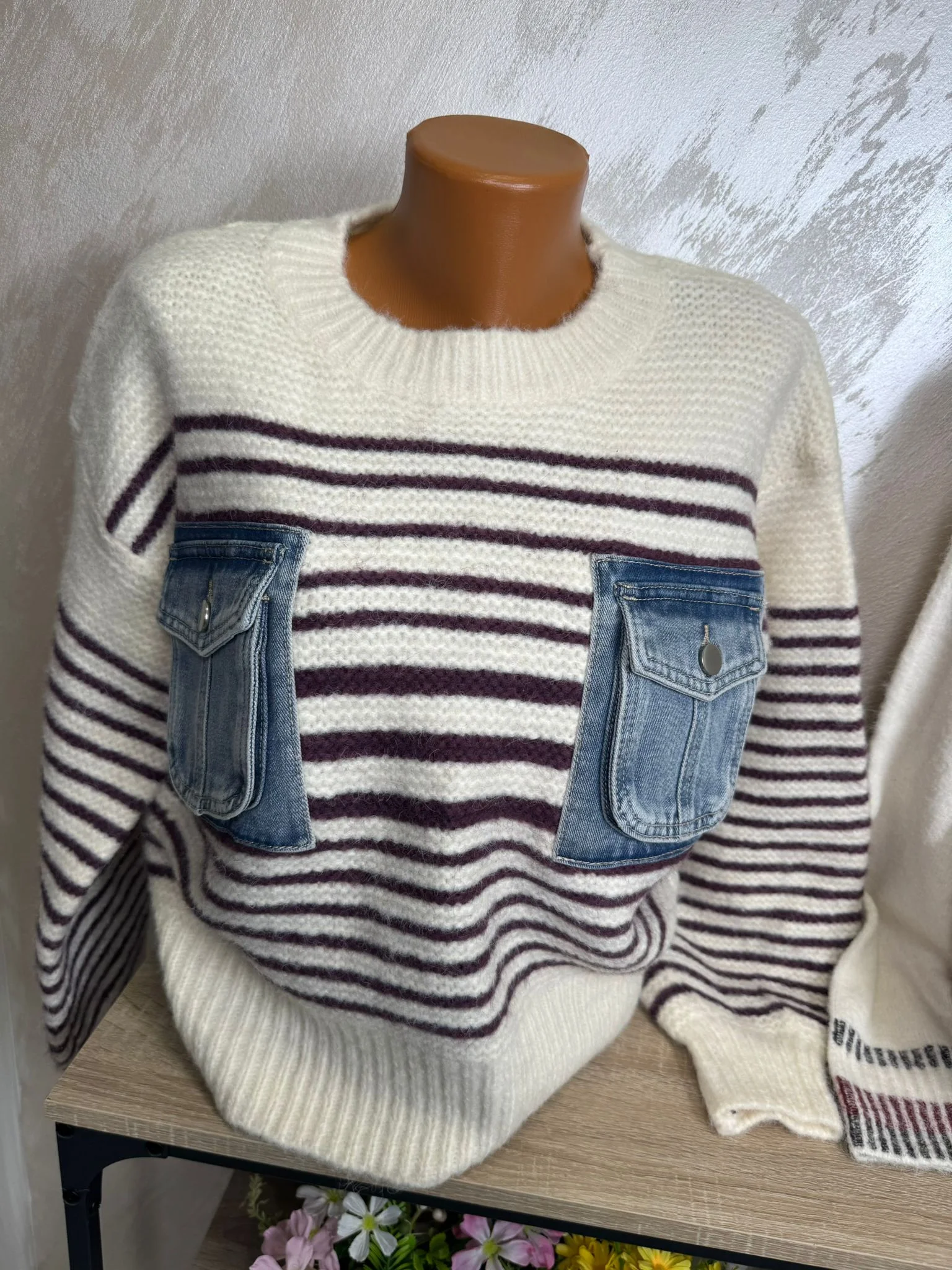 Pulover damă cu dungi și buzunare denim aplicate
