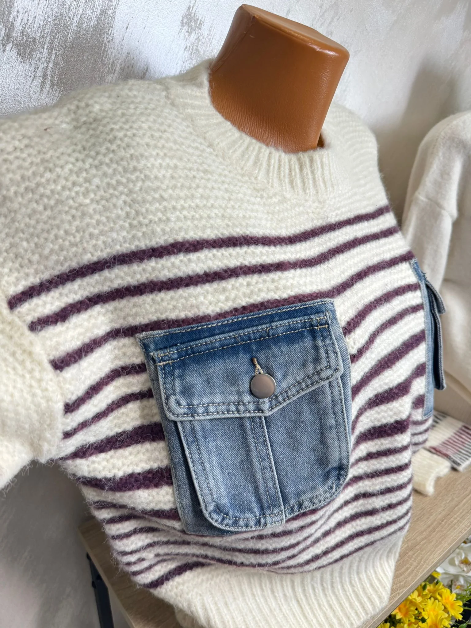 Pulover damă cu dungi și buzunare denim aplicate