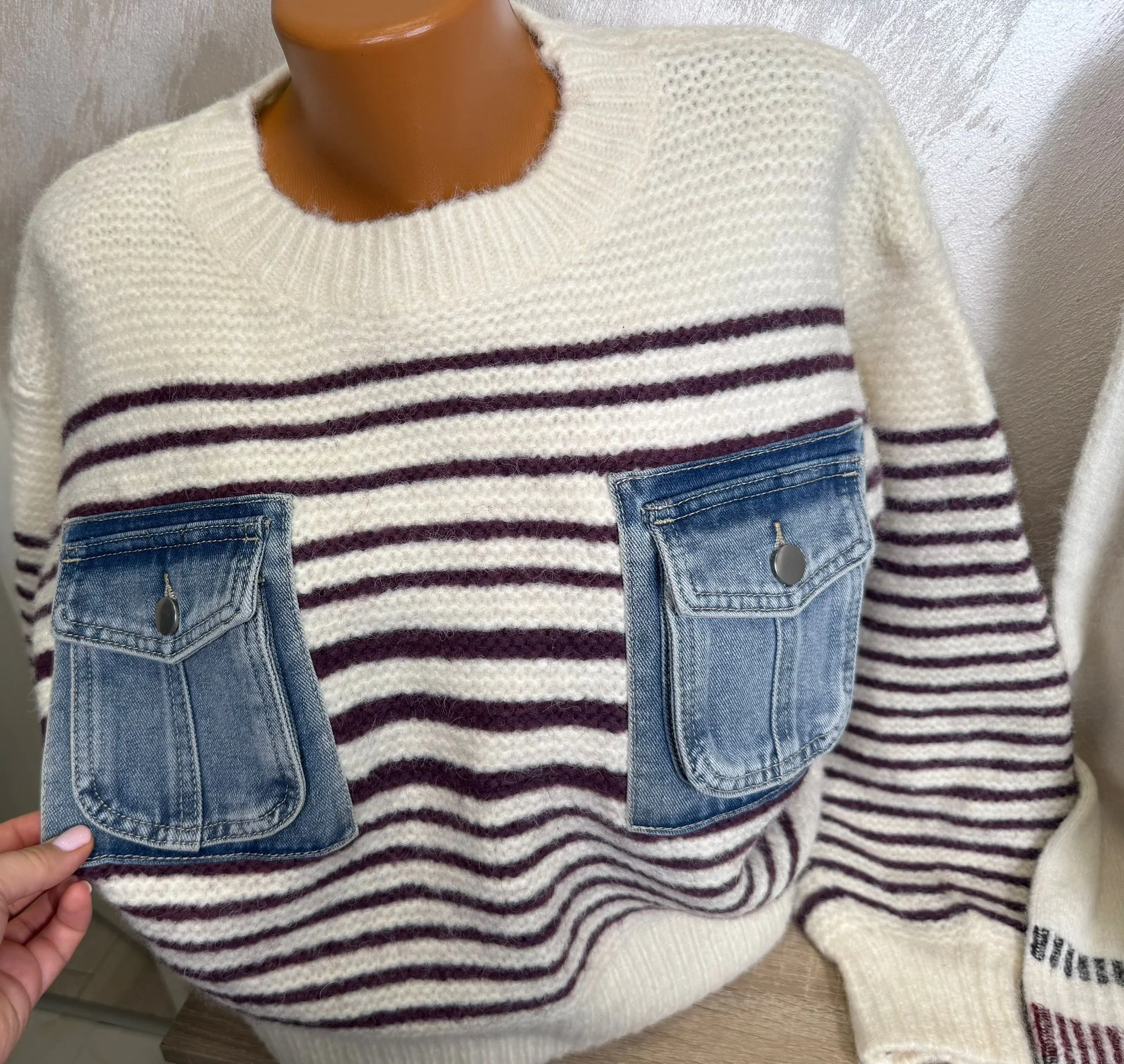 Pulover damă cu dungi și buzunare denim aplicate