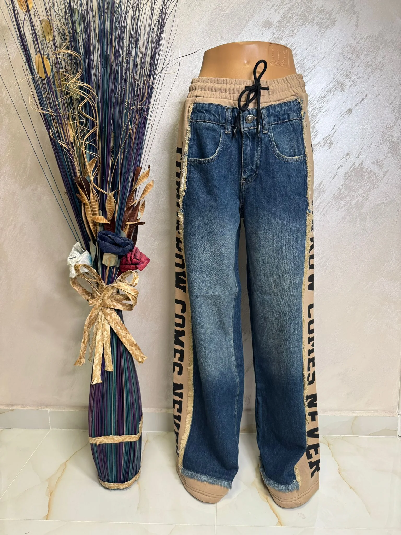 Pantaloni damă casual tip jeans cu talie elastică și imprimeu lateral