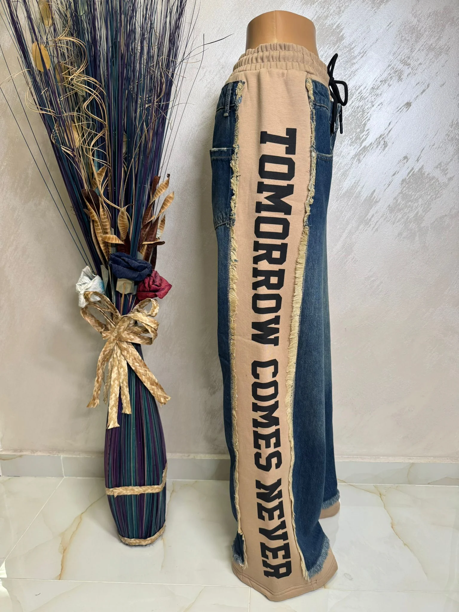 Pantaloni damă casual tip jeans cu talie elastică și imprimeu lateral