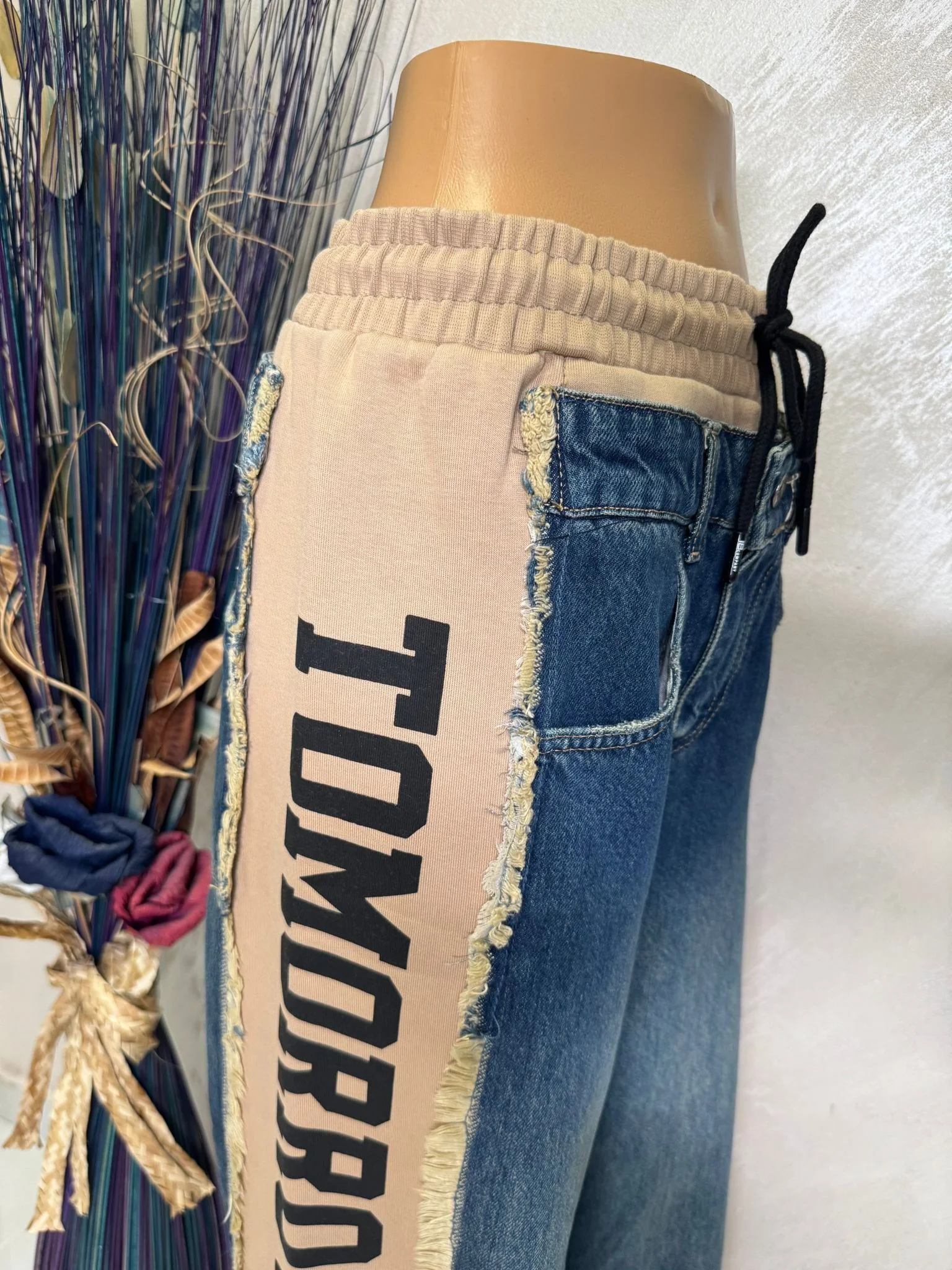 Pantaloni damă casual tip jeans cu talie elastică și imprimeu lateral