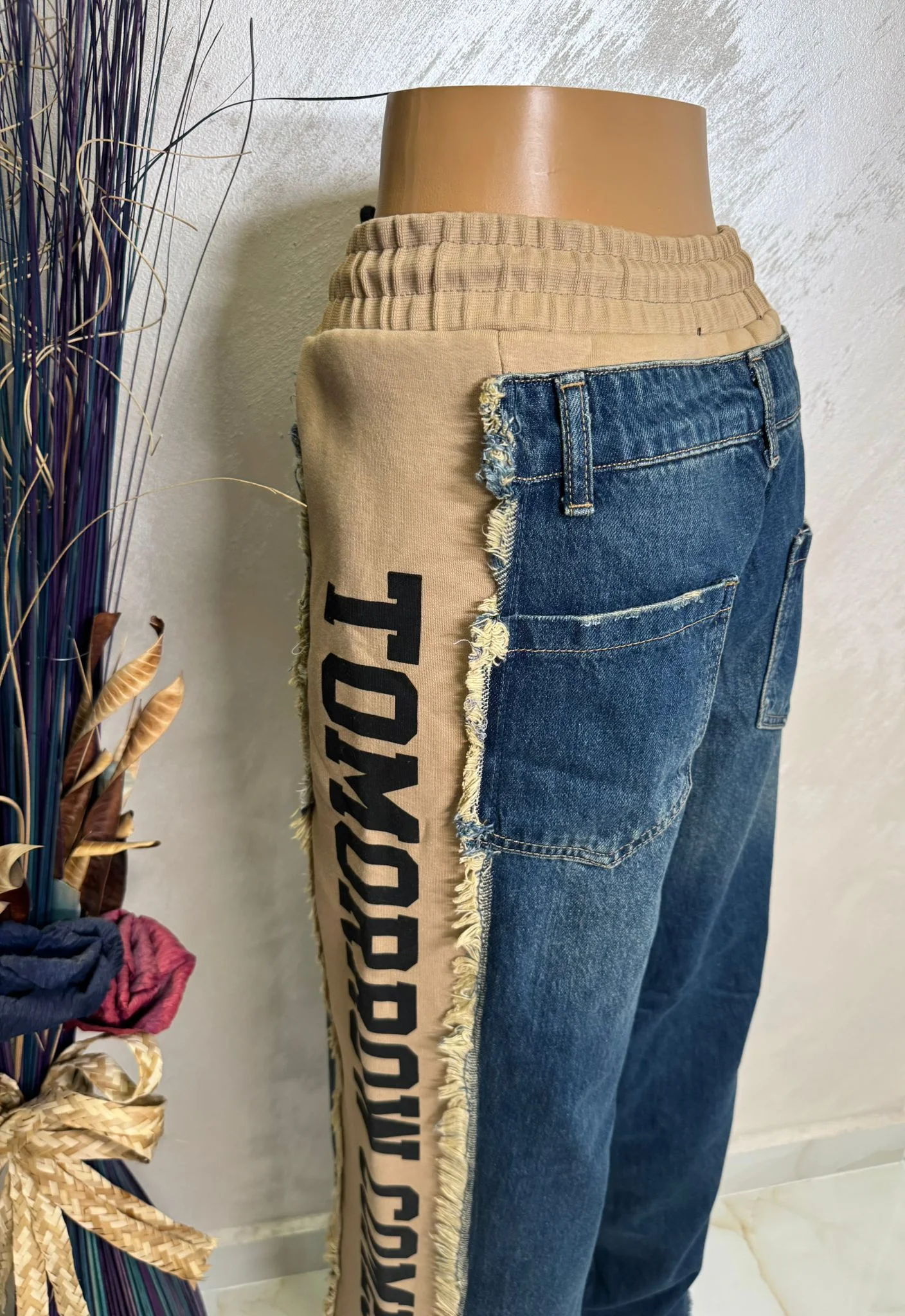 Pantaloni damă casual tip jeans cu talie elastică și imprimeu lateral
