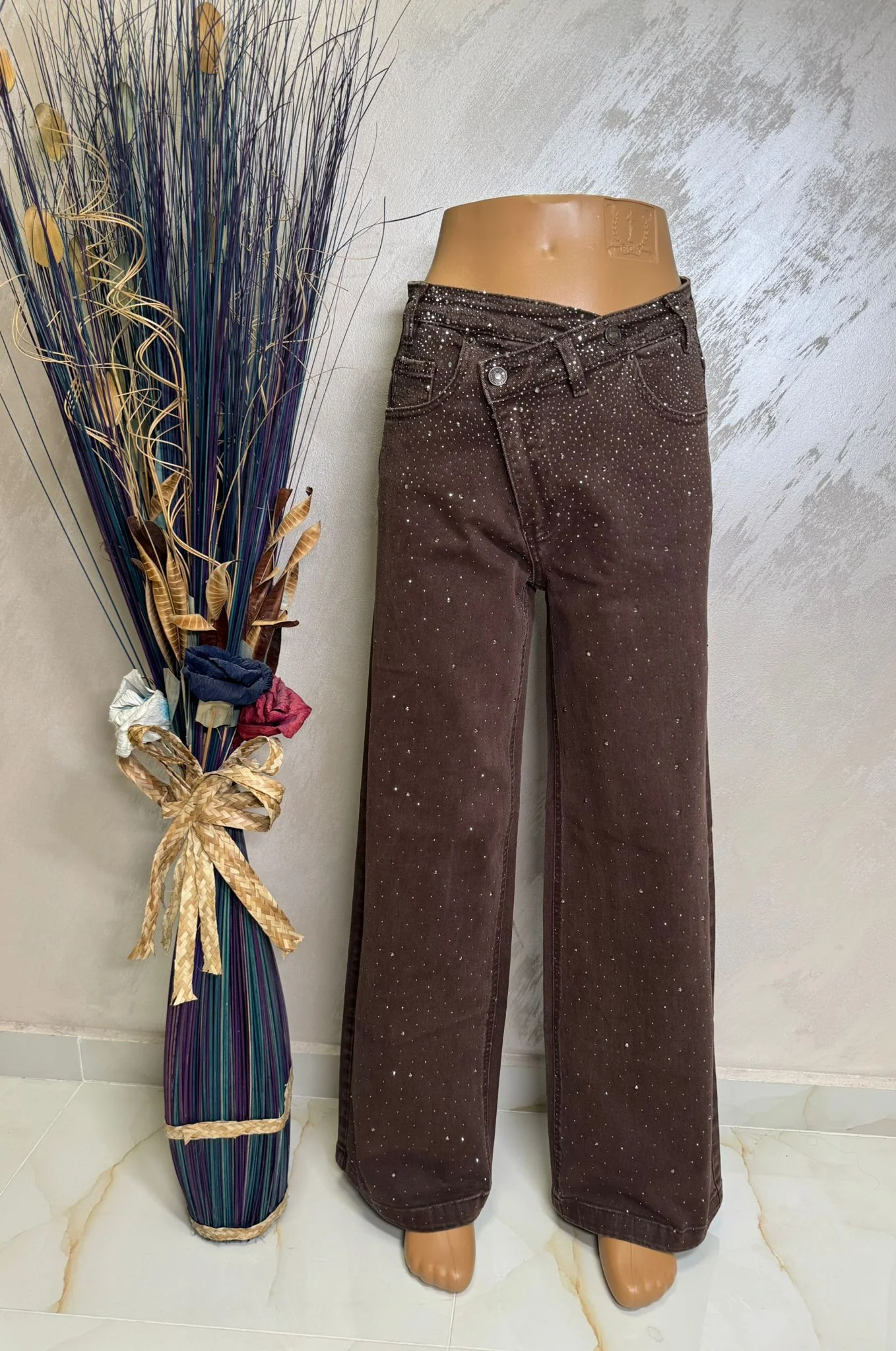 Blugi damă evazați cu strasuri și talie asimetrică