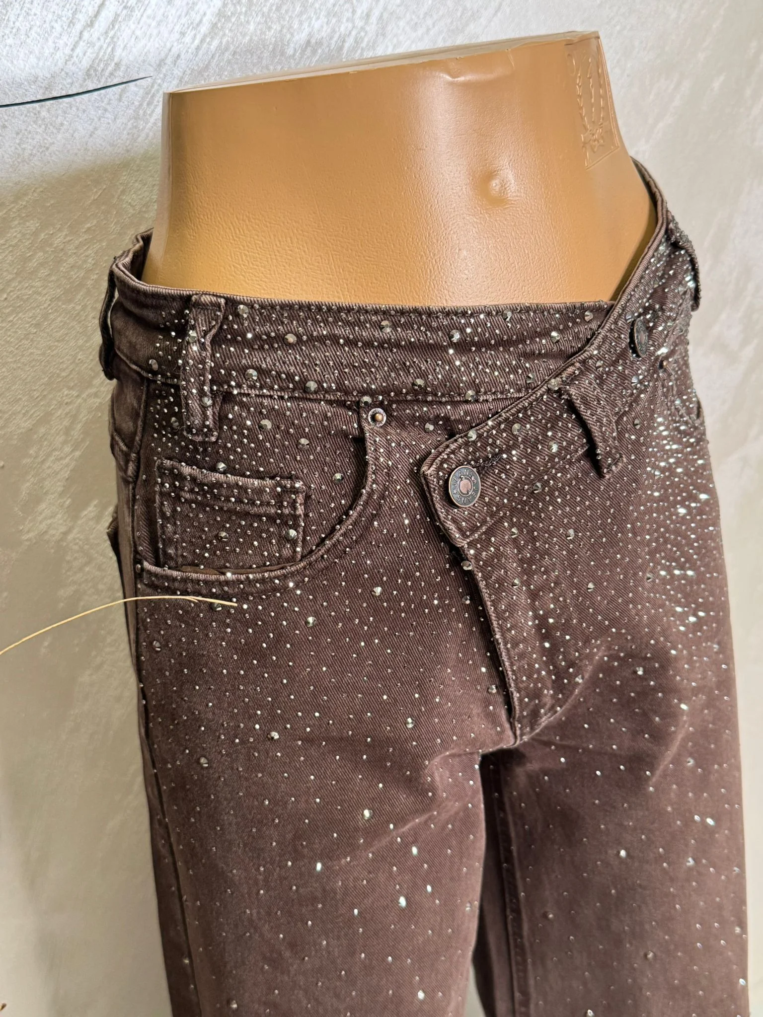 Blugi damă evazați cu strasuri și talie asimetrică