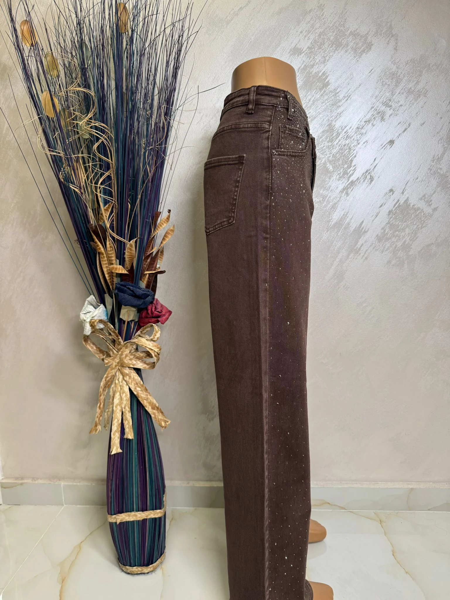 Blugi damă evazați cu strasuri și talie asimetrică