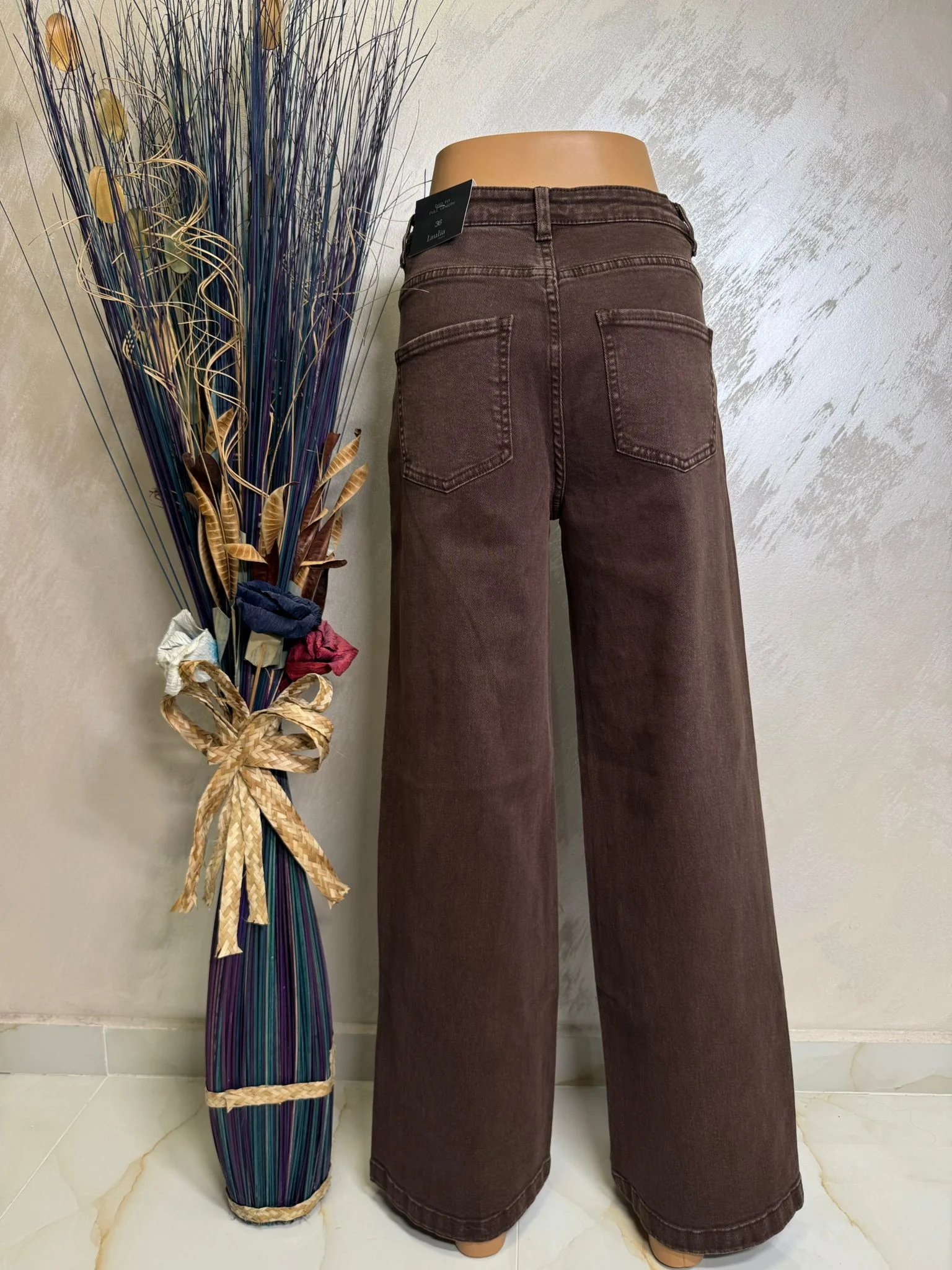 Blugi damă evazați cu strasuri și talie asimetrică