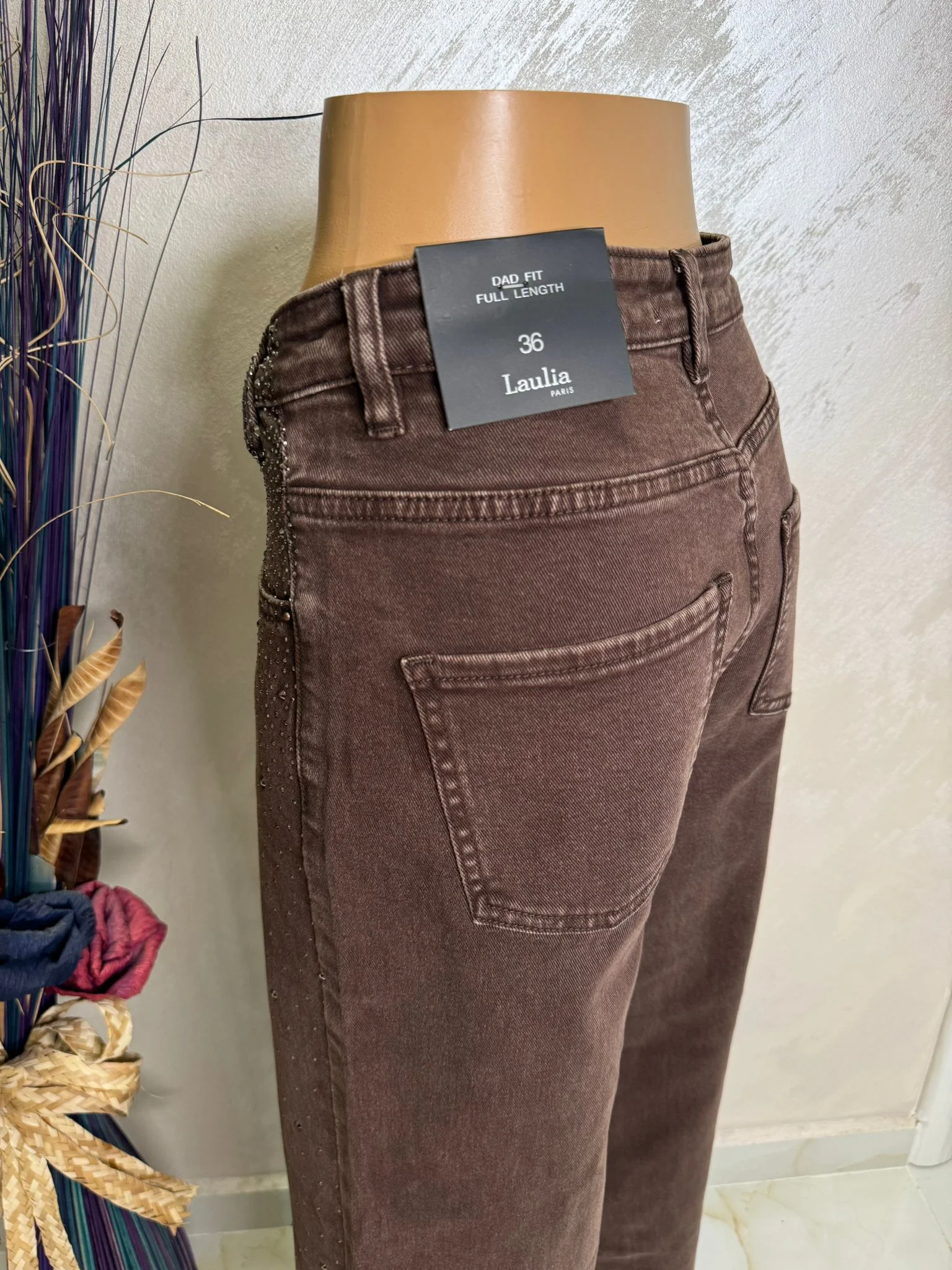 Blugi damă evazați cu strasuri și talie asimetrică