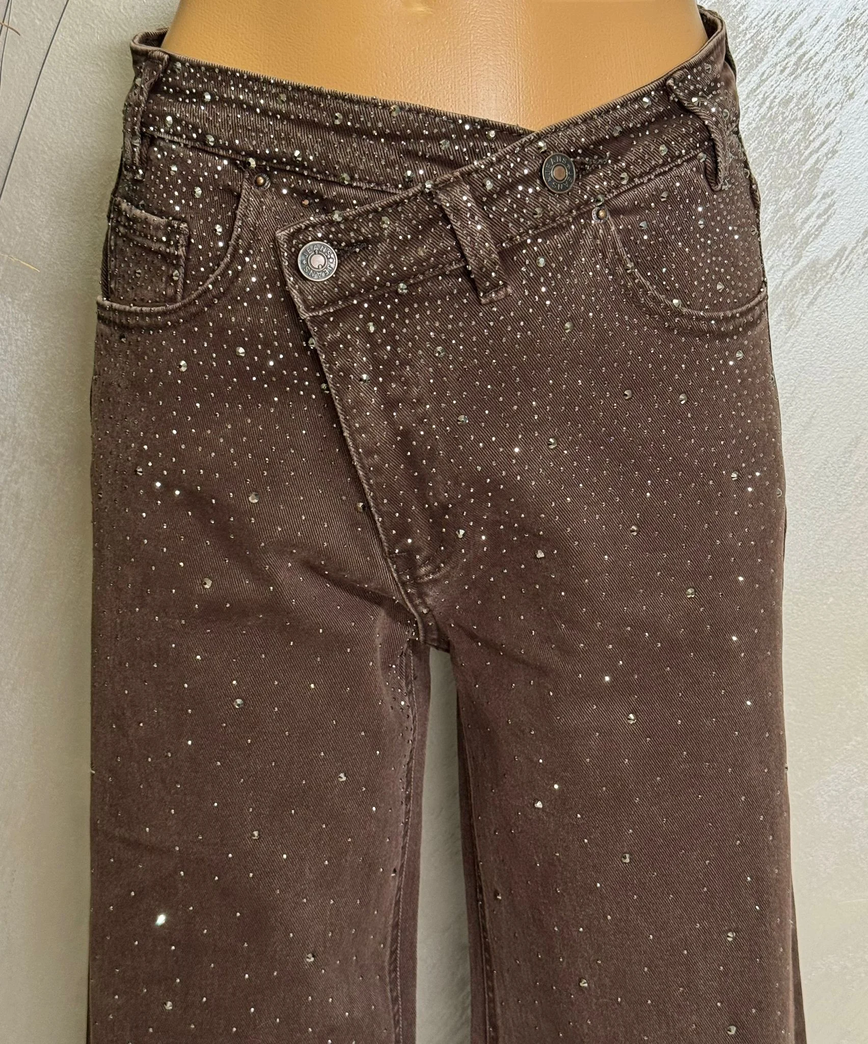 Blugi damă evazați cu strasuri și talie asimetrică