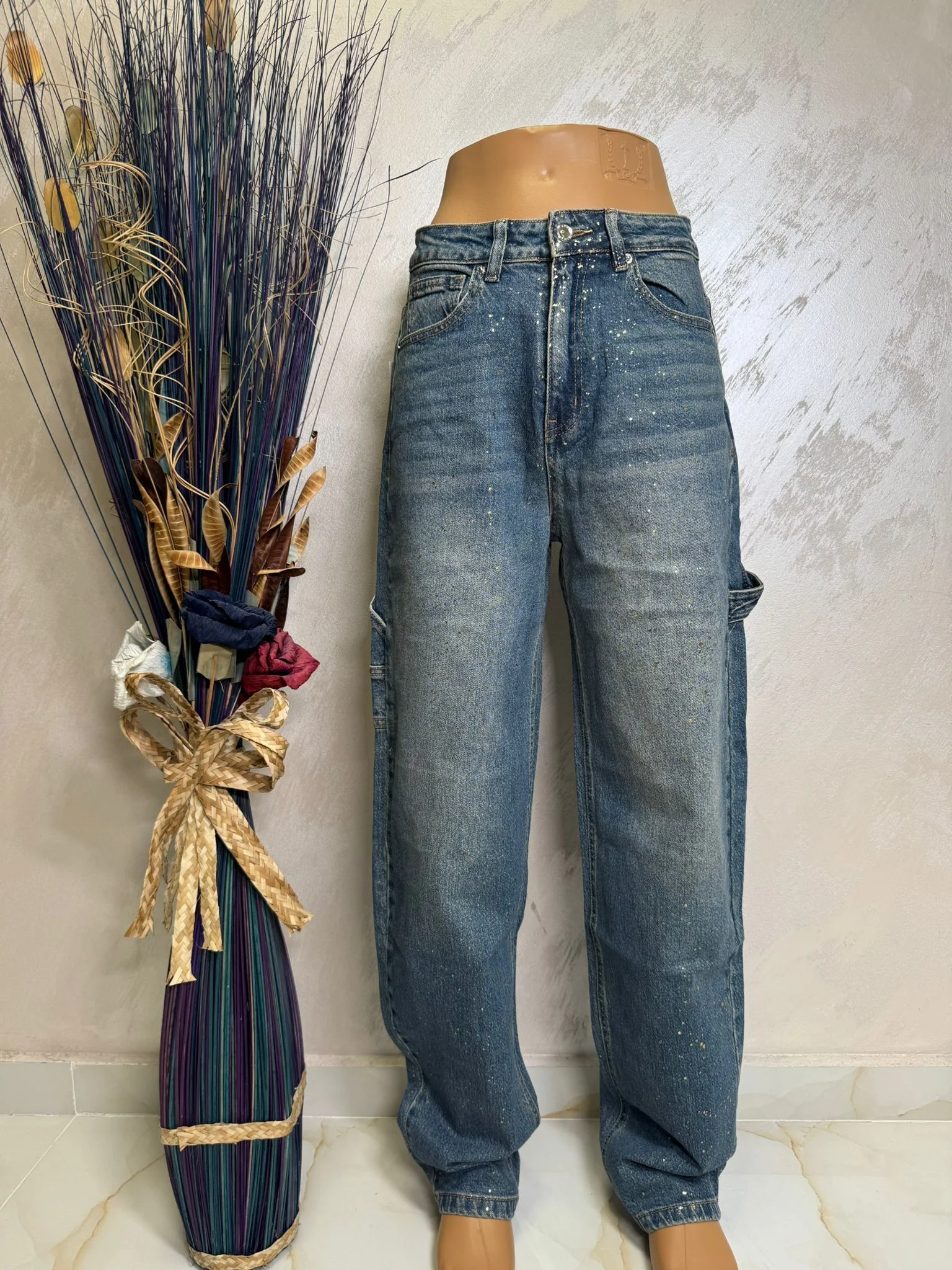 Blugi damă stil cargo cu efect prespălat și detalii paint