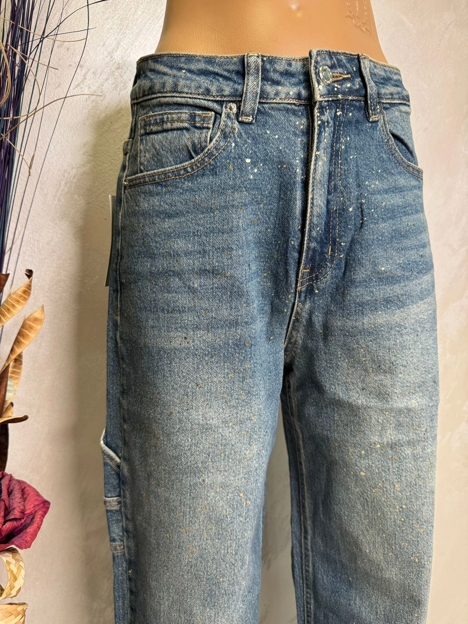 Blugi damă stil cargo cu efect prespălat și detalii paint