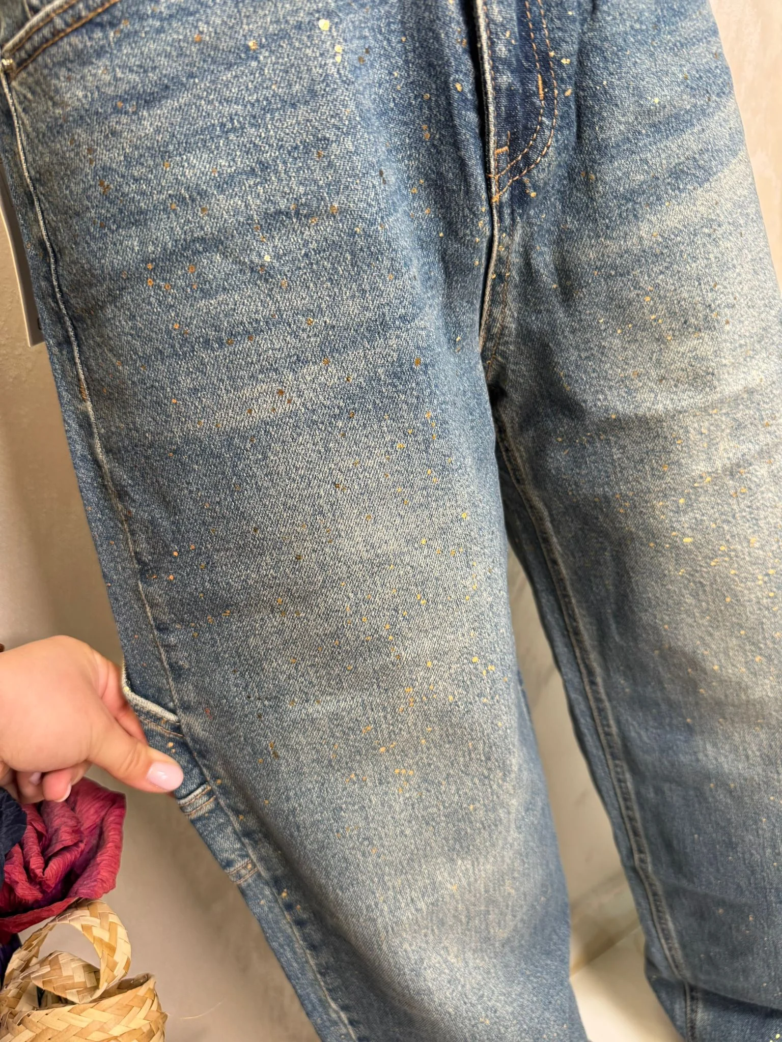 Blugi damă stil cargo cu efect prespălat și detalii paint