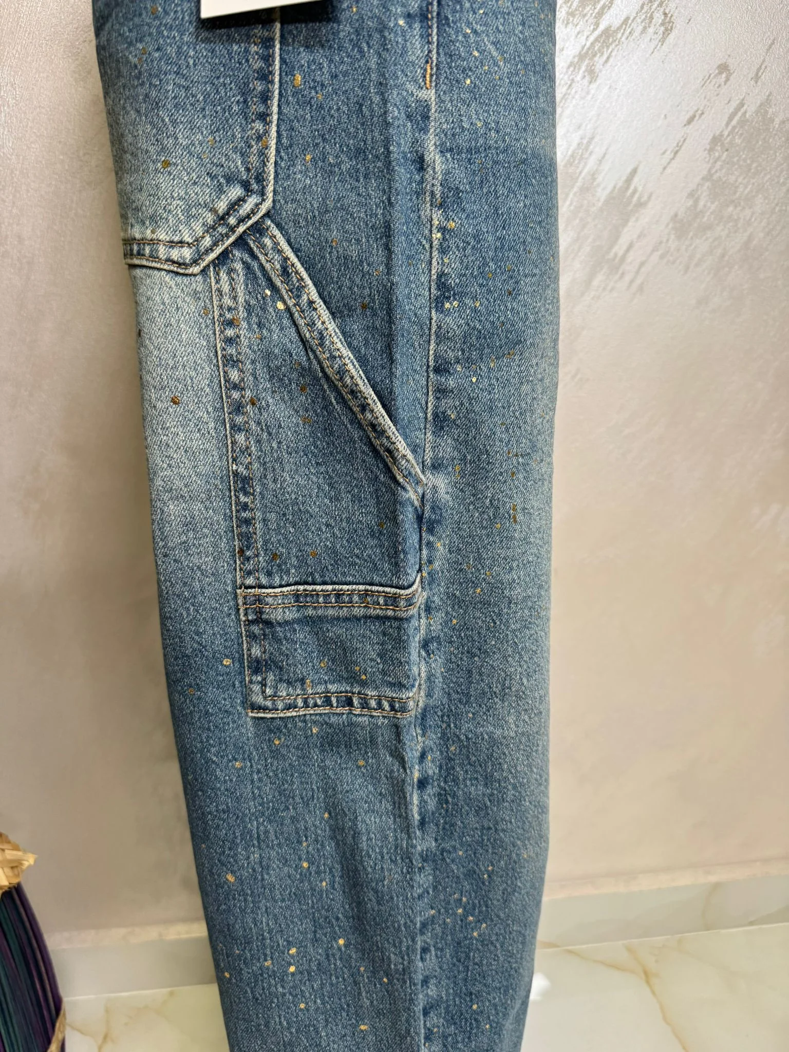 Blugi damă stil cargo cu efect prespălat și detalii paint