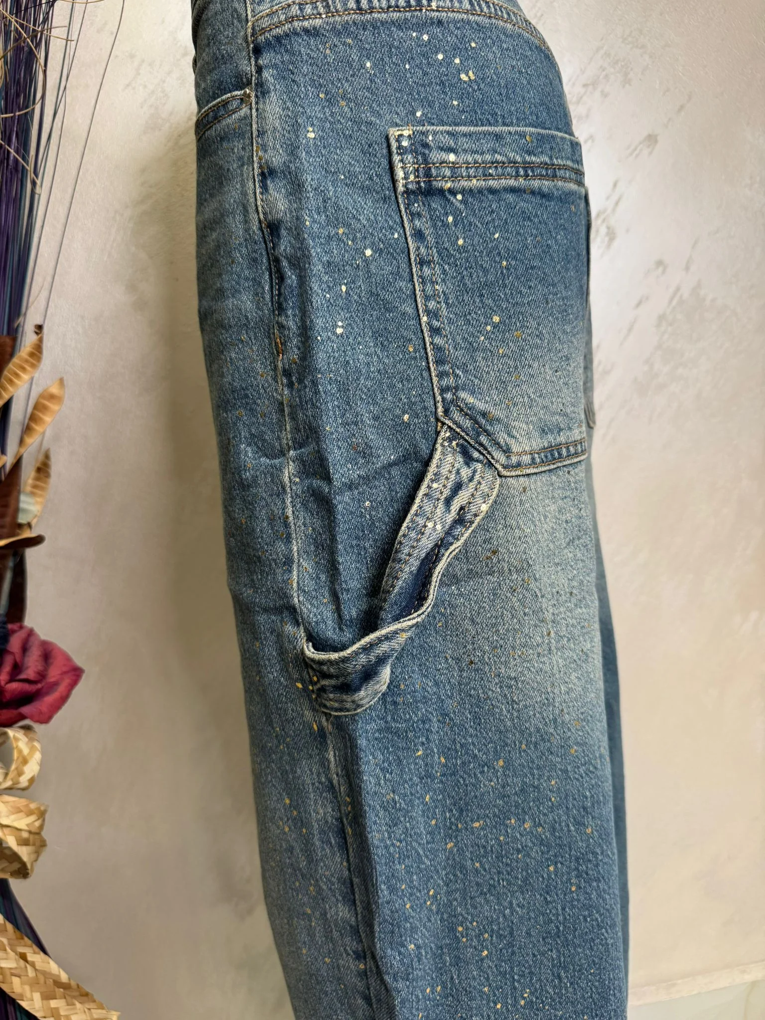 Blugi damă stil cargo cu efect prespălat și detalii paint